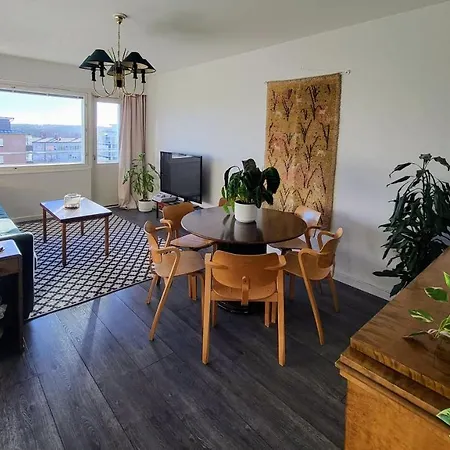 Beautiful 2 Bedroom With Free Wifi, Parking & Ac